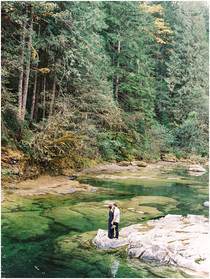 oregon-engagement-photos-on-santiam-river (1)