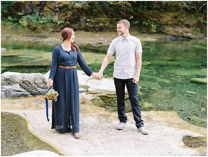 oregon-engagement-photos-on-santiam-river (6)